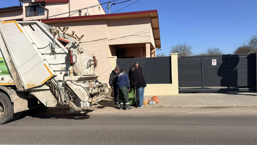 Pubele neridicate în Măcin din cauza deşeurilor amestecate. Primăria cere respectarea regulilor de colectare