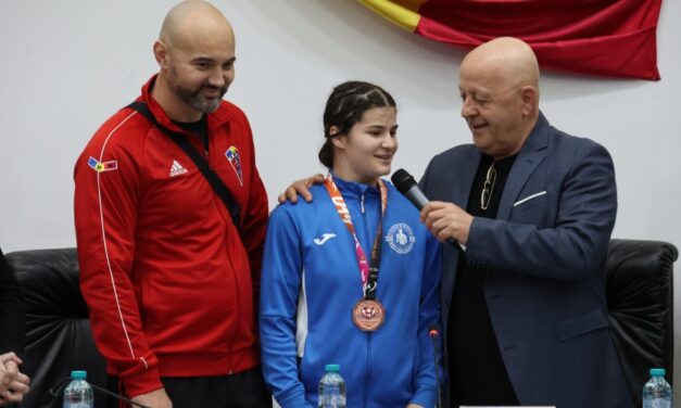 Pugilista Iasmina Georgiana Moraru, premiată în plenul Consiliului Judeţean Tulcea pentru calificarea la Jocurile Olimpice de Tineret