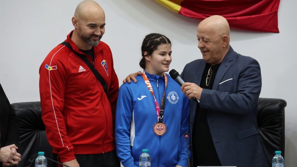 Pugilista Iasmina Georgiana Moraru, premiată în plenul Consiliului Judeţean Tulcea pentru calificarea la Jocurile Olimpice de Tineret