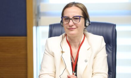 Deputatul AUR de Tulcea Elena Doboş, la Adunarea Parlamentară a Procesului de Cooperare din Europa de Sud-Est: „Tehnologia trebuie să apropie, nu să răcească relaţia atât de fragilă şi preţioasă dintre dascăl şi elev”