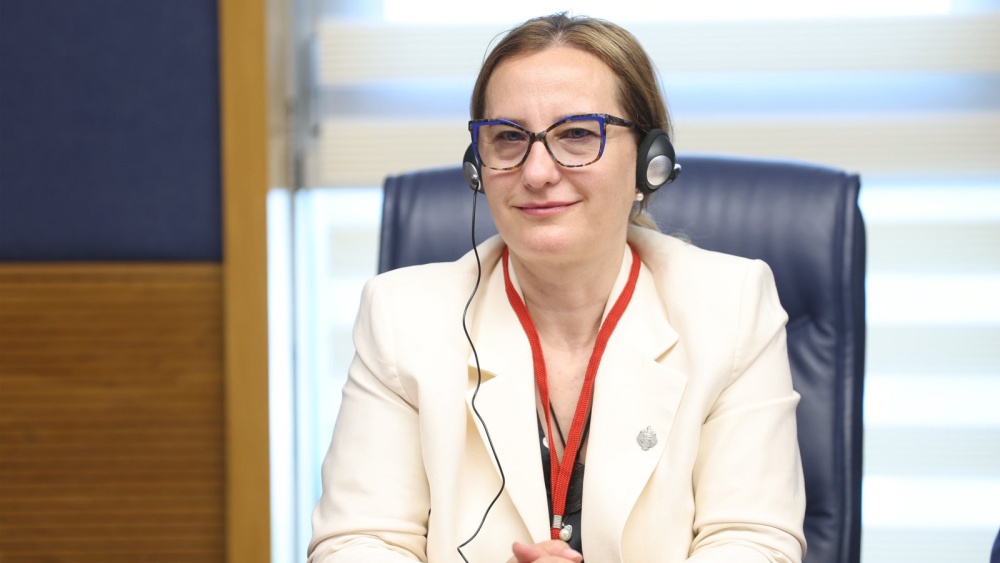 Deputatul AUR de Tulcea Elena Doboş, la Adunarea Parlamentară a Procesului de Cooperare din Europa de Sud-Est: „Tehnologia trebuie să apropie, nu să răcească relaţia atât de fragilă şi preţioasă dintre dascăl şi elev”