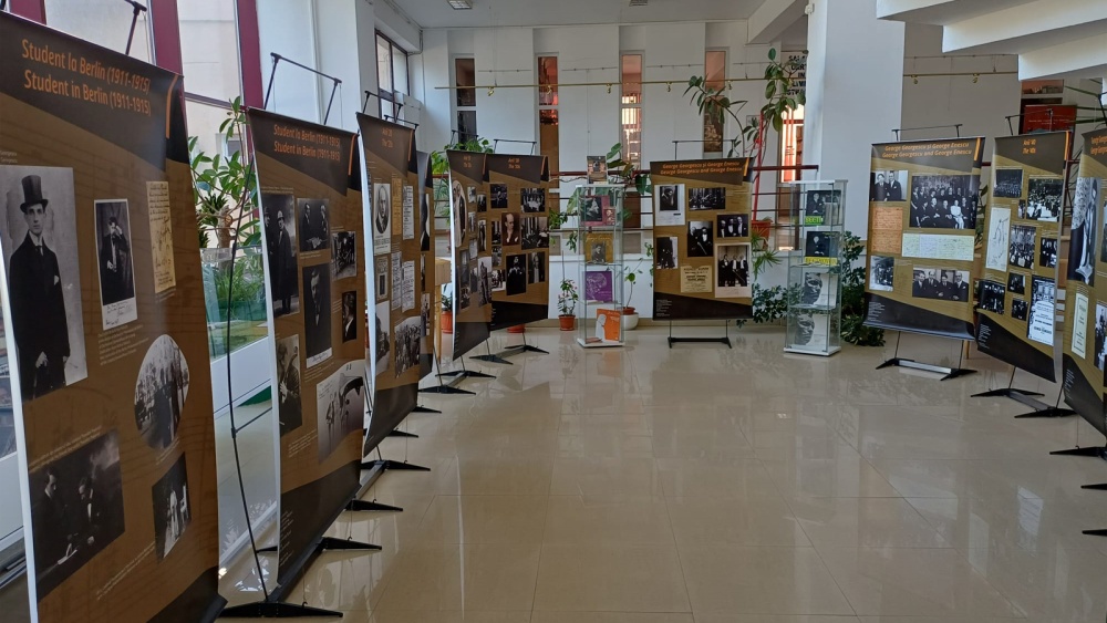 Expoziţia „George Georgescu – o carieră de excepţie”, deschisă la Biblioteca Judeţeană din Tulcea