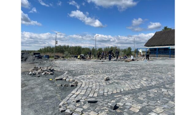 Piaţeta de la Muzeul Satului Pescăresc din Tulcea, pavată cu piatră cubică