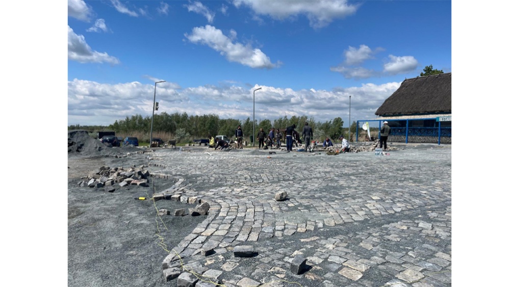 Piaţeta de la Muzeul Satului Pescăresc din Tulcea, pavată cu piatră cubică