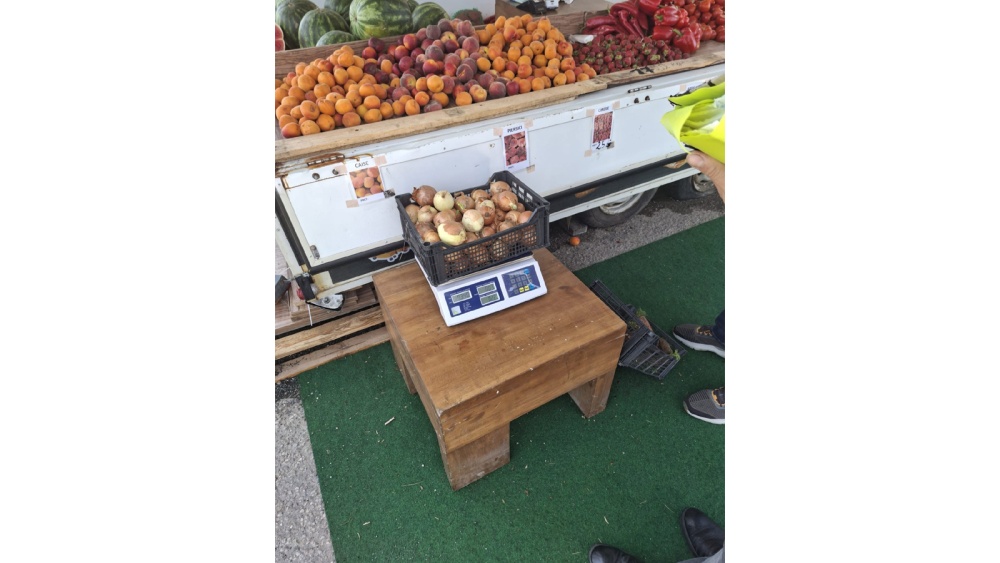 Amendă de 10.000 de lei şi peste o tonă de fructe şi legume confiscată de Poliţia Locală Tulcea