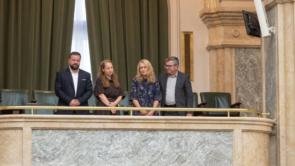 Senatul României face scut în jurul familiei Samson: Senatorul Ionel Carp susţine repatrierea urgentă a minorelor Sara şi Tiana