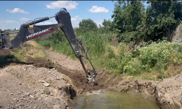 Lucrări de decolmatare a canalelor pentru prevenirea inundaţiilor şi protejarea gospodăriilor: Primăria oraşului Măcin a intervenit în zona Ceair