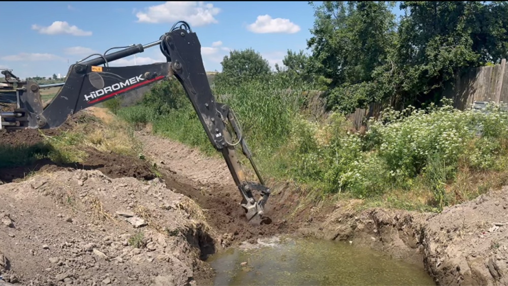 Lucrări de decolmatare a canalelor pentru prevenirea inundaţiilor şi protejarea gospodăriilor: Primăria oraşului Măcin a intervenit în zona Ceair