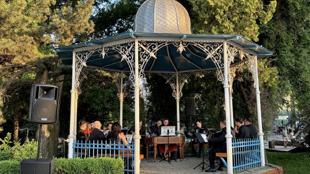 O nouă seară café-concert, în seara aceasta, la foişorul de pe Faleza „Ivan Patzaichin” din municipiu