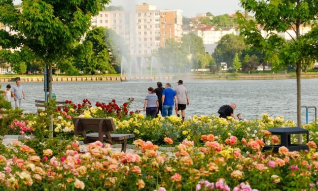 Parcul Rosarium din municipiu, în cea mai frumoasă perioadă a anului. Vizitatorii şi turiştii s-au fotografiat printre trandafirii înfloriţi