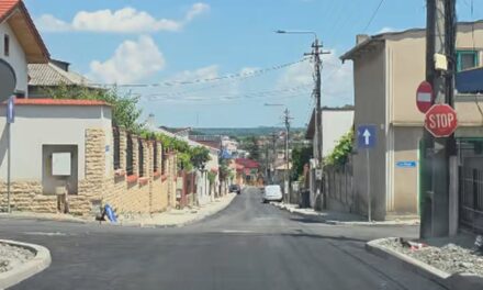 S-a turnat primul strat de asfalt pe strada Trandafirilor din municipiu