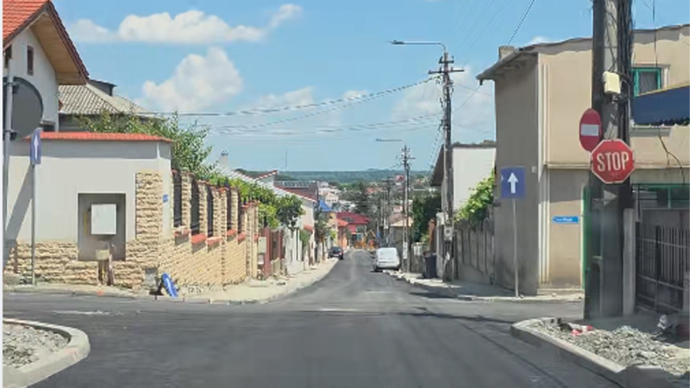 S-a turnat primul strat de asfalt pe strada Trandafirilor din municipiu