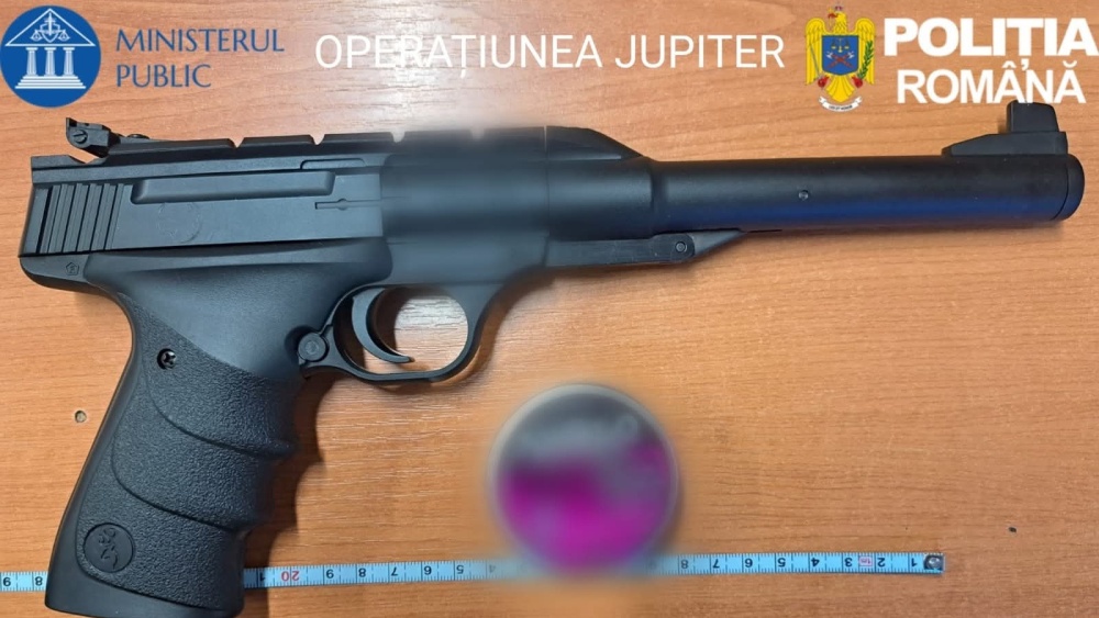Armă neletală ilegală şi muniţie, descoperite după o percheziţie în Tulcea