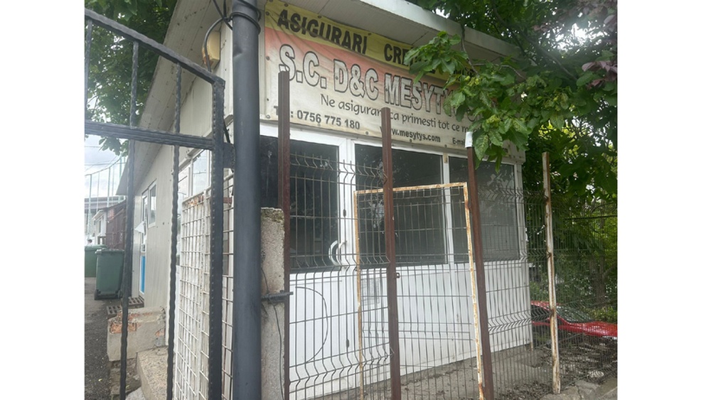 Cum scăpăm de chioşcul abandonat la „Elena Doamna”? Consilierul local PSD Gabriel-Dorin Ţiu: „Încep să intre hoţi în curtea şcolii”