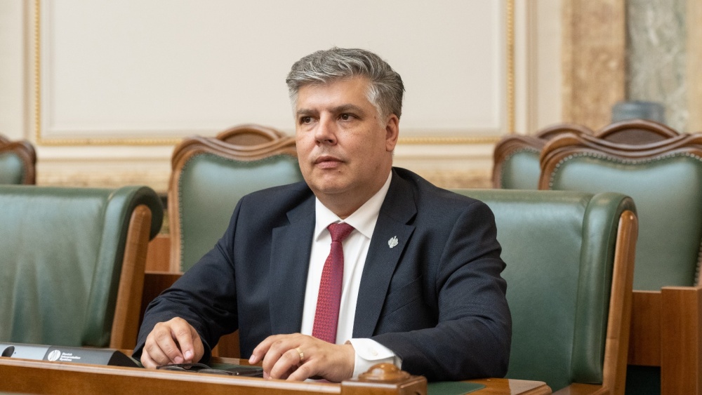 Senatorul Ionel Carp cere MApN garanţii clare că producţia transportoarelor blindate rămâne în uzinele româneşti