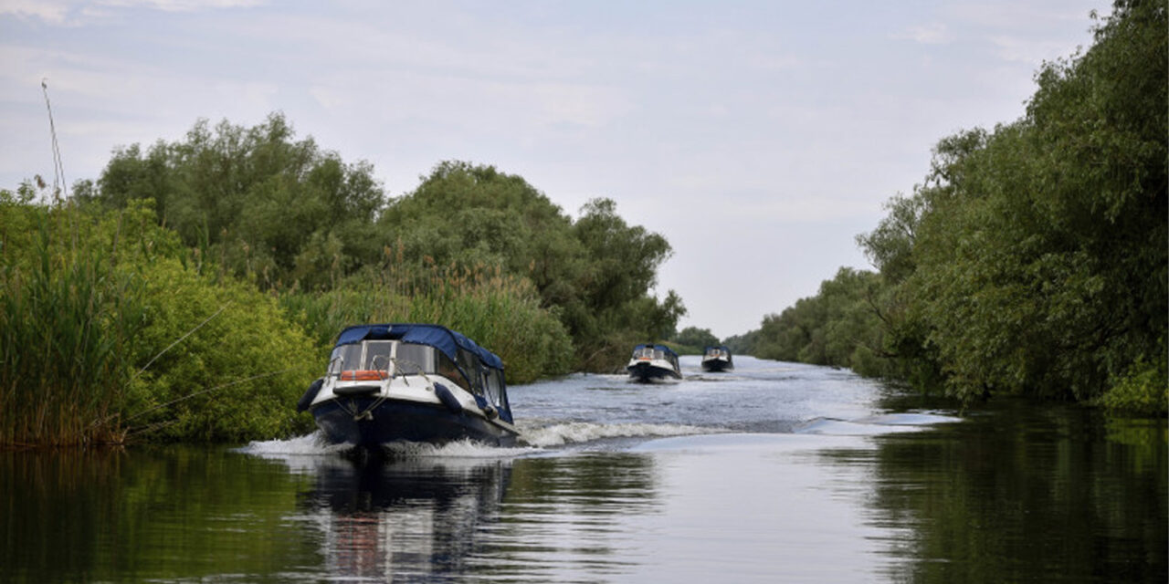 Limita de 5 km/h pentru ambarcaţiuni în Delta Dunării, contestată de operatorii din turism, transportatori şi parlamentari