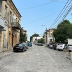 Primarul Ştefan Ilie nu renunţă la piatra cubică de pe strada Gloriei. Constructorul vrea să pună pavele, dar riscă rezilierea contractului
