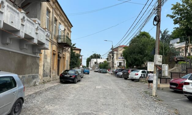 Primarul Ştefan Ilie nu renunţă la piatra cubică de pe strada Gloriei. Constructorul vrea să pună pavele, dar riscă rezilierea contractului