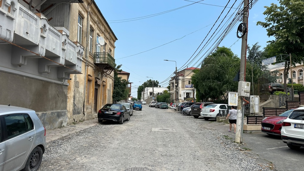 Primarul Ştefan Ilie nu renunţă la piatra cubică de pe strada Gloriei. Constructorul vrea să pună pavele, dar riscă rezilierea contractului