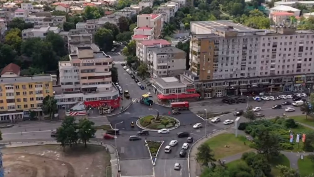 A fost turnat asfaltul în sensul giratoriu de pe Isaccei