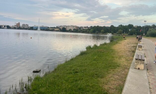 Fără scăldat şi plimbat cu barca pe Lacul Ciuperca în weekend. Salvamarul este în concediu