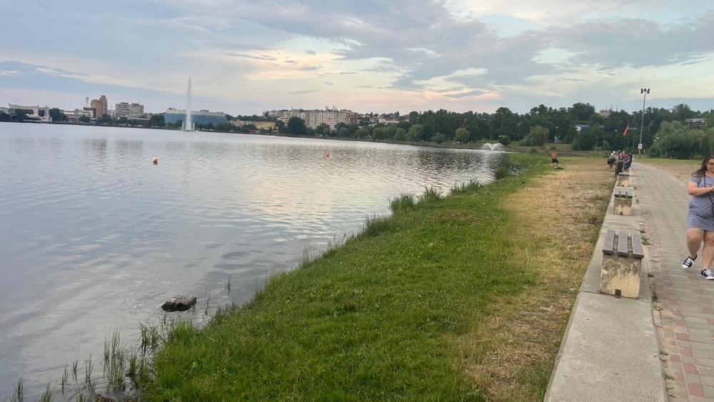 Fără scăldat şi plimbat cu barca pe Lacul Ciuperca în weekend. Salvamarul este în concediu