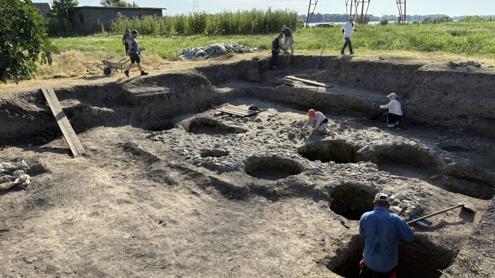 Morminte, sute de artefacte şi o structură romană din secolul I p.Chr., descoperite în campania arheologică 2026 de la Cetatea Noviodunum