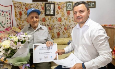 Tulceanul Trofim Cornencu, premiat de Primărie cu ocazia împlinirii vârstei de 100 de ani