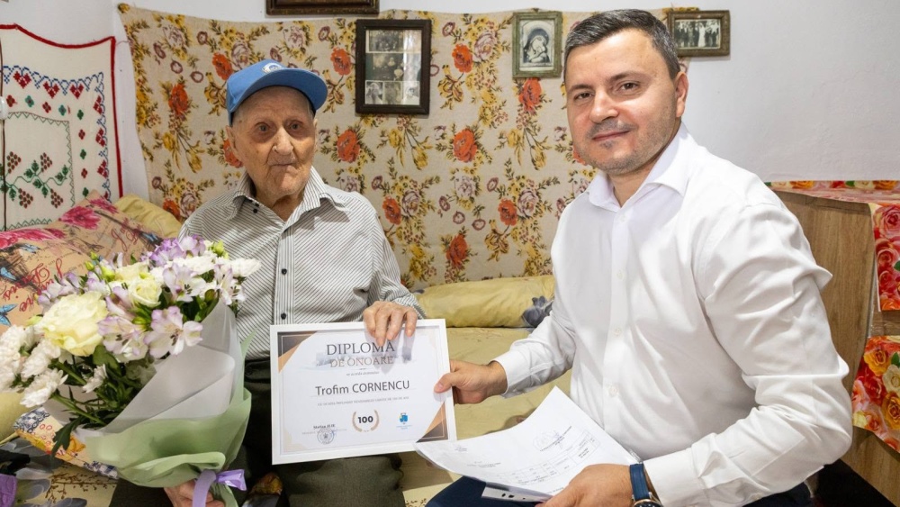 Tulceanul Trofim Cornencu, premiat de Primărie cu ocazia împlinirii vârstei de 100 de ani