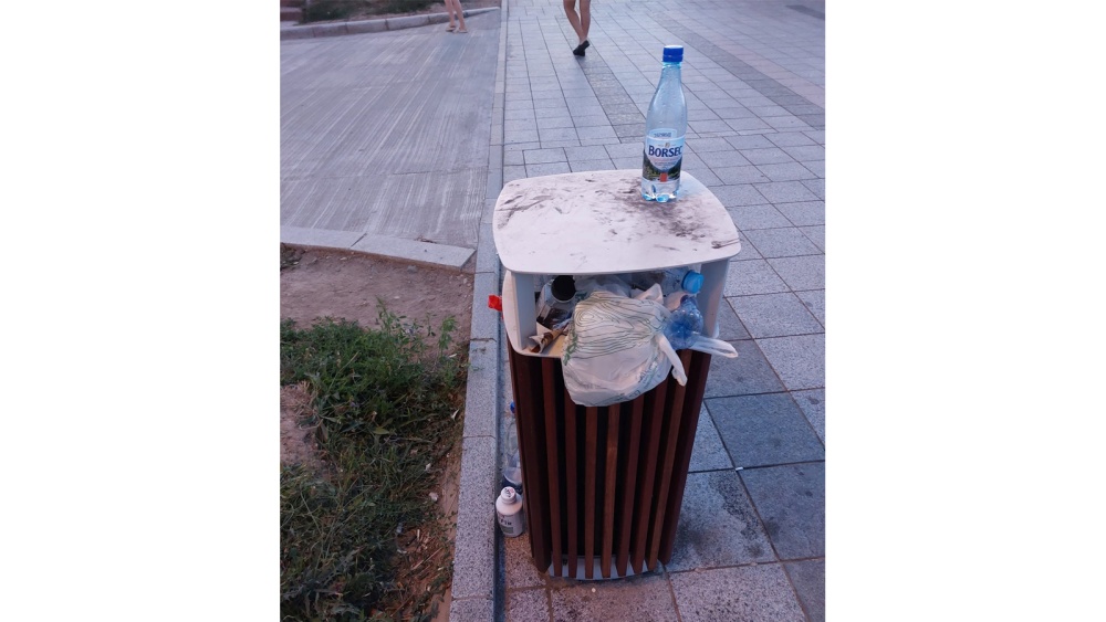 Coşurile de gunoi stradale şi scrumierele din municipiu, prea puţine sau nefolosite?