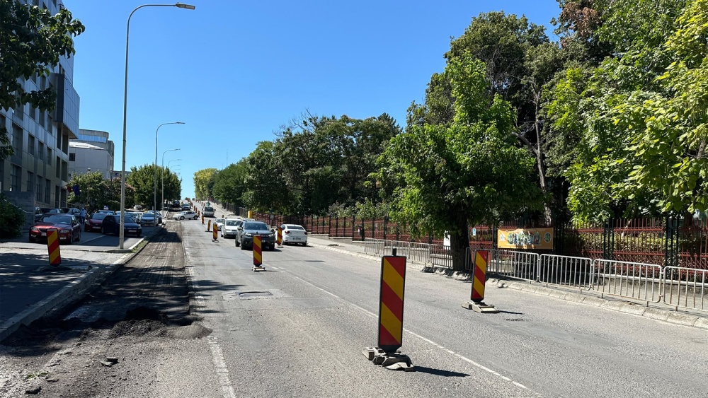 Asfaltare cu probleme pe strada Babadag. Primarul Ştefan Ilie: „Conducta de apă este foarte veche, de la începutul secolului trecut, din fontă, şi o înlocuim”