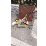 Papuci, bidoane şi ambalaje din plastic au blocat reţeaua de canalizare de pe strada Micşunelelor