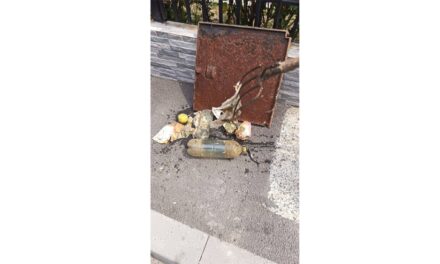 Papuci, bidoane şi ambalaje din plastic au blocat reţeaua de canalizare de pe strada Micşunelelor