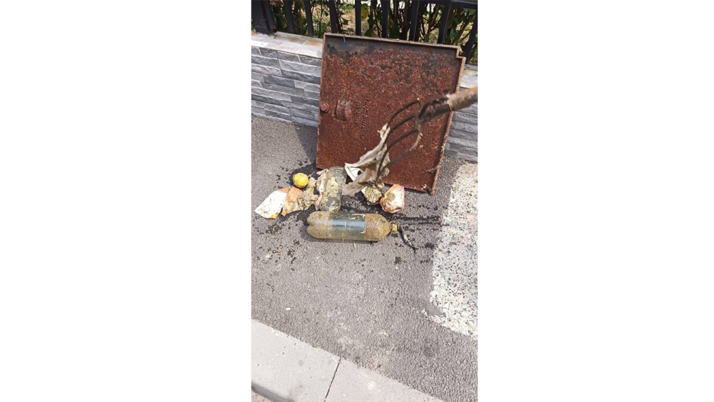 Papuci, bidoane şi ambalaje din plastic au blocat reţeaua de canalizare de pe strada Micşunelelor