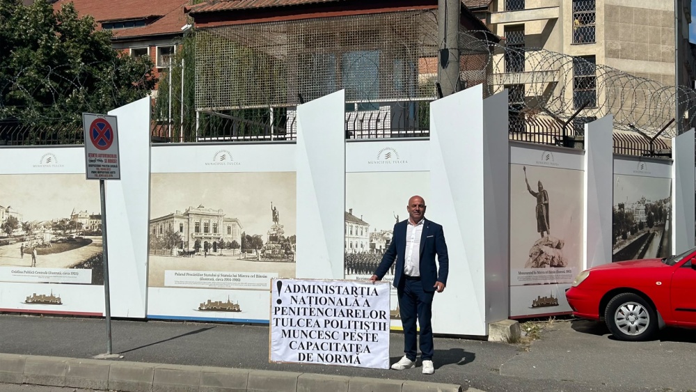 Protest inedit în faţa Penitenciarului Tulcea. Un fost deţinut luptă pentru gardienii săi