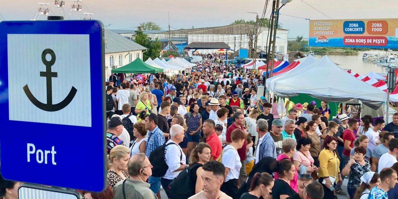 Păcăliţi de agenţii de turism, dar şi de AI. Sute de turişti au mers la Jurilovca pentru un festival care nu are loc