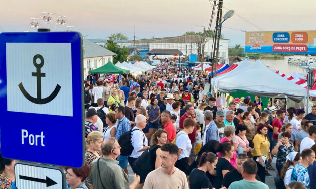 Păcăliţi de agenţii de turism, dar şi de AI. Sute de turişti au mers la Jurilovca pentru un festival care nu are loc
