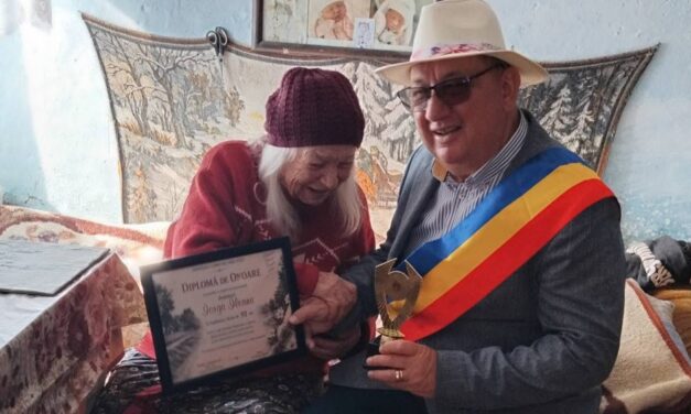 Primarul Marian Naiman şi-a continuat vizitele la seniorii din Cataloi: „Dacă ei nu au putut veni la sărbătoarea satului, putem duce noi o parte din sărbătoare la ei acasă”