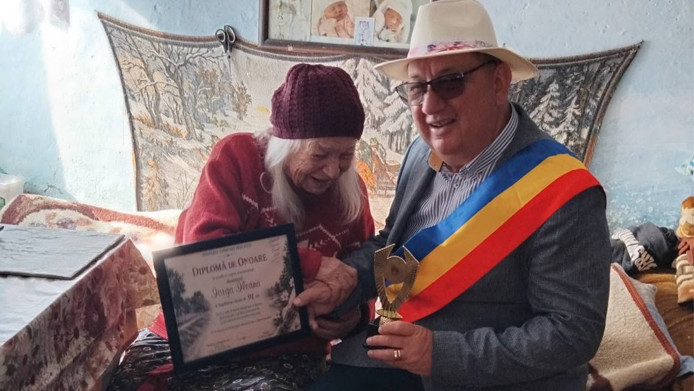 Primarul Marian Naiman şi-a continuat vizitele la seniorii din Cataloi: „Dacă ei nu au putut veni la sărbătoarea satului, putem duce noi o parte din sărbătoare la ei acasă”