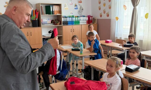 Elevii din Somova au primit 90 de ghiozdane echipate pentru noul an şcolar