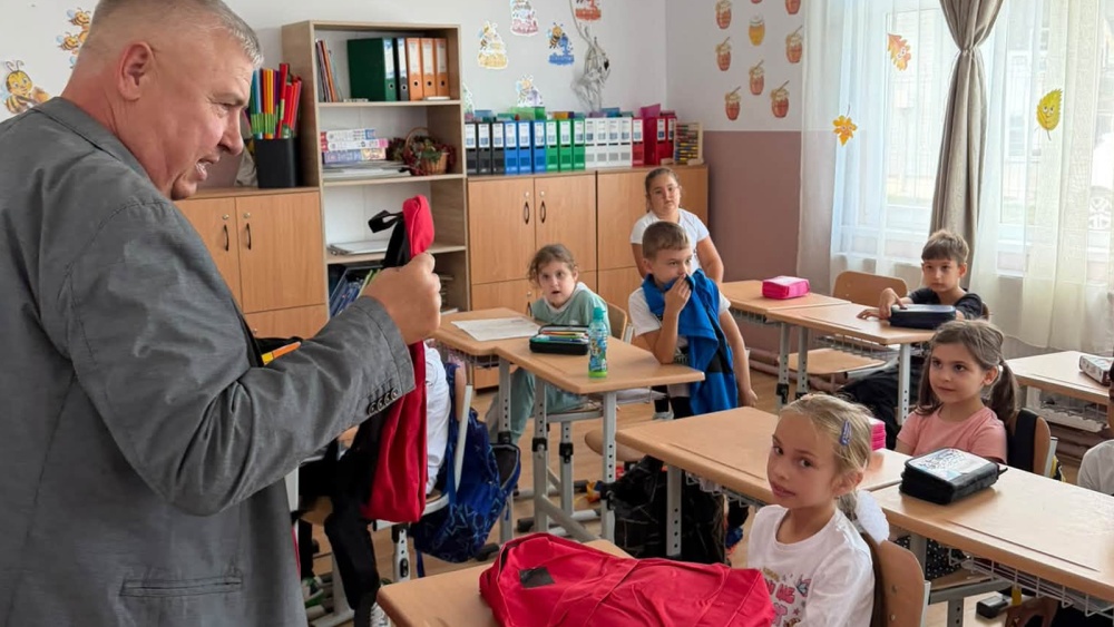 Elevii din Somova au primit 90 de ghiozdane echipate pentru noul an şcolar