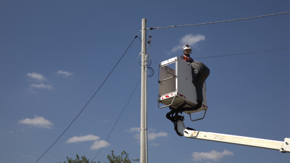 Reţele Electrice România aduce în judeţul Tulcea utilaje moderne pentru reducerea penelor de curent