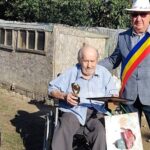 Seniorii din Cataloi care nu au putut participa la Serbarea Câmpenească, vizitaţi acasă de primarul comunei Frecăţei