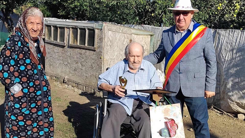 Seniorii din Cataloi care nu au putut participa la Serbarea Câmpenească, vizitaţi acasă de primarul comunei Frecăţei