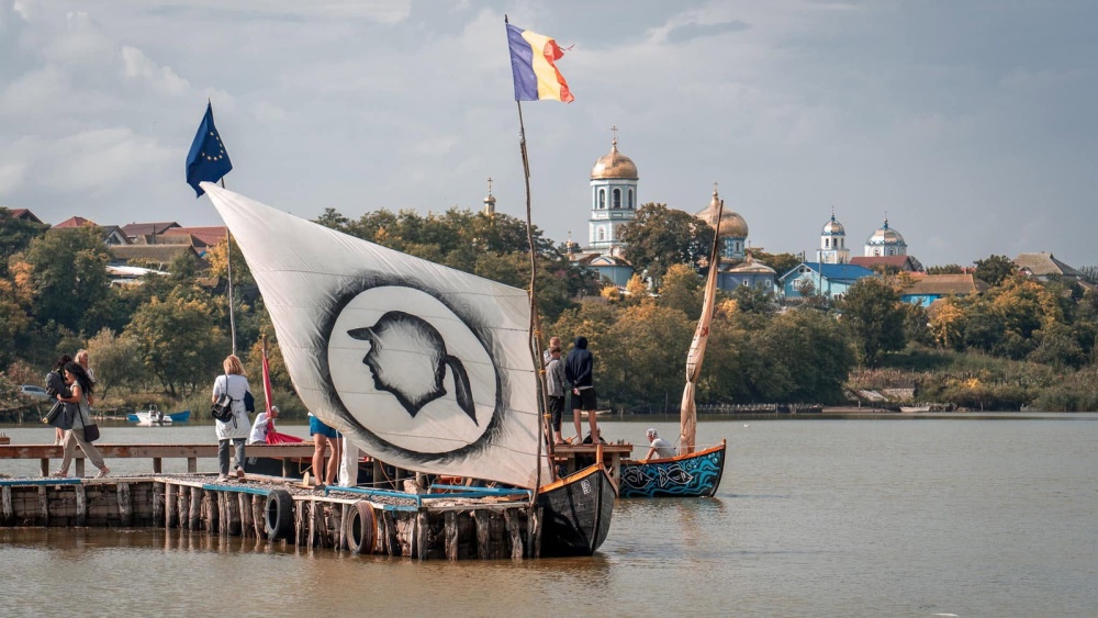 Vânt din pupa pentru tradiţie: Regatta „Nod în Papură” transformă Portul Sarichioi în capitala lotcilor cu vele