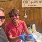 Alex-Iulian Onofrei a făcut borş de peşte şi a cântat la armonică în Piaţa Mare din Sibiu