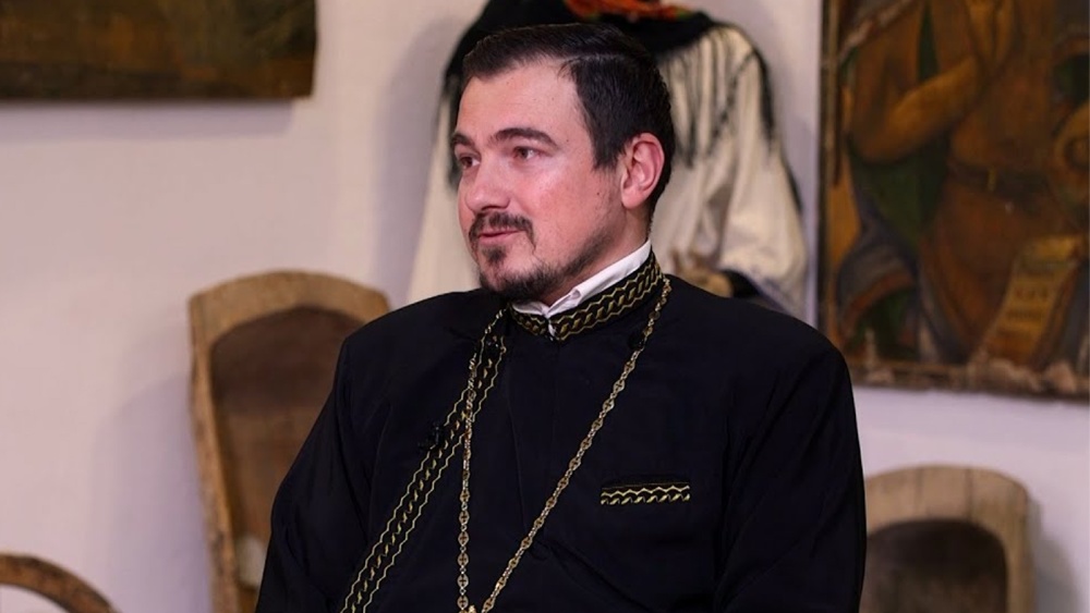 Părintele Alexandru Balaban din Dăeni mobilizează oamenii pentru a aduce Crăciunul în casele a 5.000 de copii
