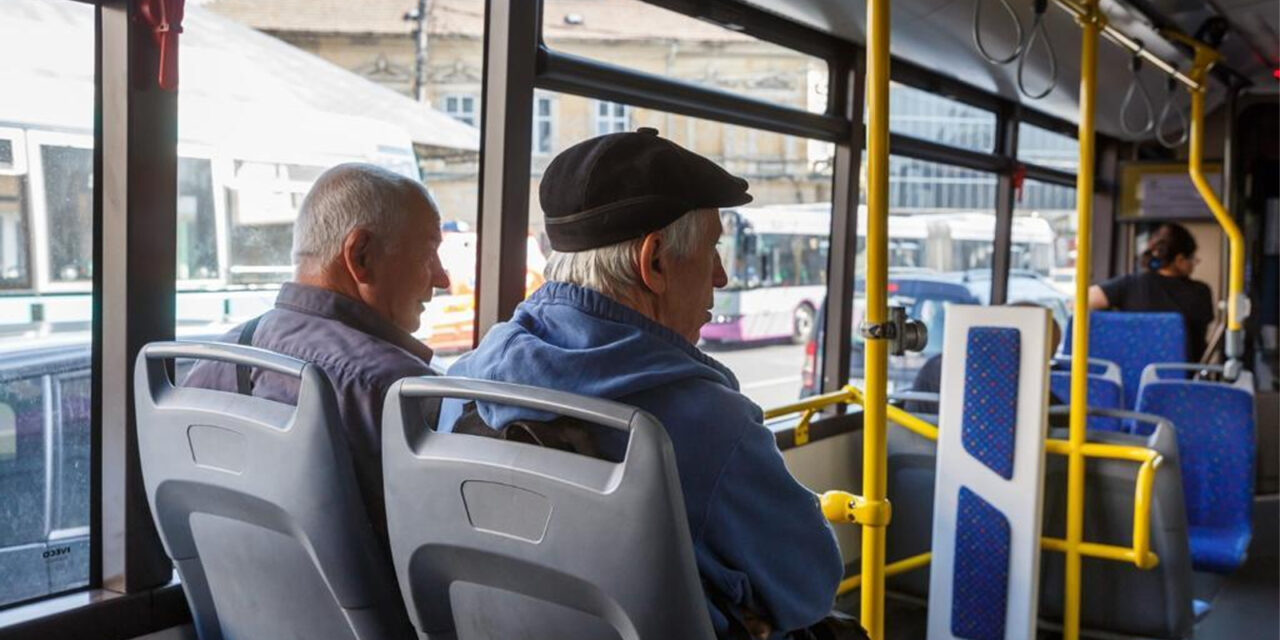 Pensionarii din Tulcea circulă gratuit cu transportul public până pe 7 octombrie