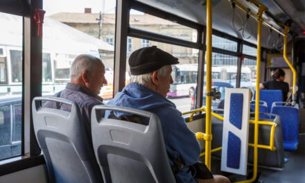 Pensionarii din Tulcea circulă gratuit cu transportul public până pe 7 octombrie